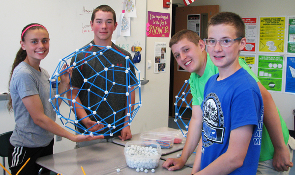 The center of the final structure. Four students show the center module of the structure.