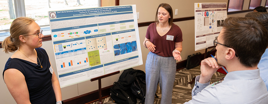 Two students pesent their research at the 2022 Expo