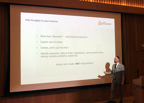 Joshua Popsie offers students in the 2022 Francis E. Kelley Oxford Program tips on how to include program experience in resumes. (Photo @Erica Gustafson) Joshua Popsie offers students in the 2022 Francis E. Kelley Oxford Program tips on how to include program experience in resumes. (Photo @Erica Gustafson)