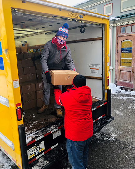 students unload boxes